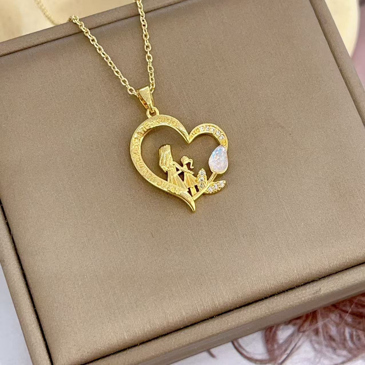 Mother's Day Gifts Heart-shaped Tulip Mother's Love Necklace Mother Daughter Heart Pendant Necklace Heart with Mother and Child