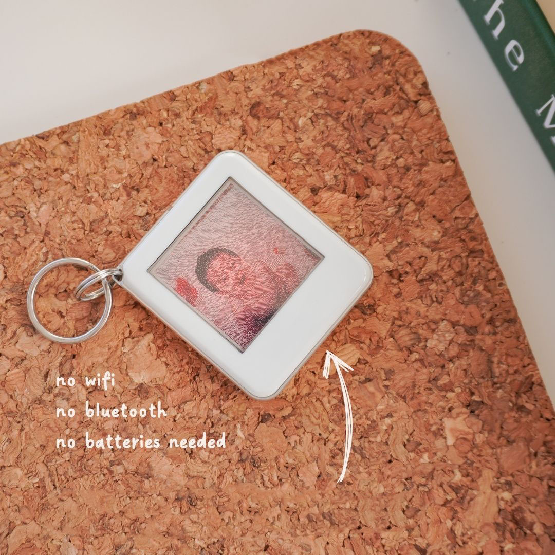 NFC E-Ink Photo Keychain - Instantly Update & Display Your Favorite Photos, Battery-Free Mini Frame