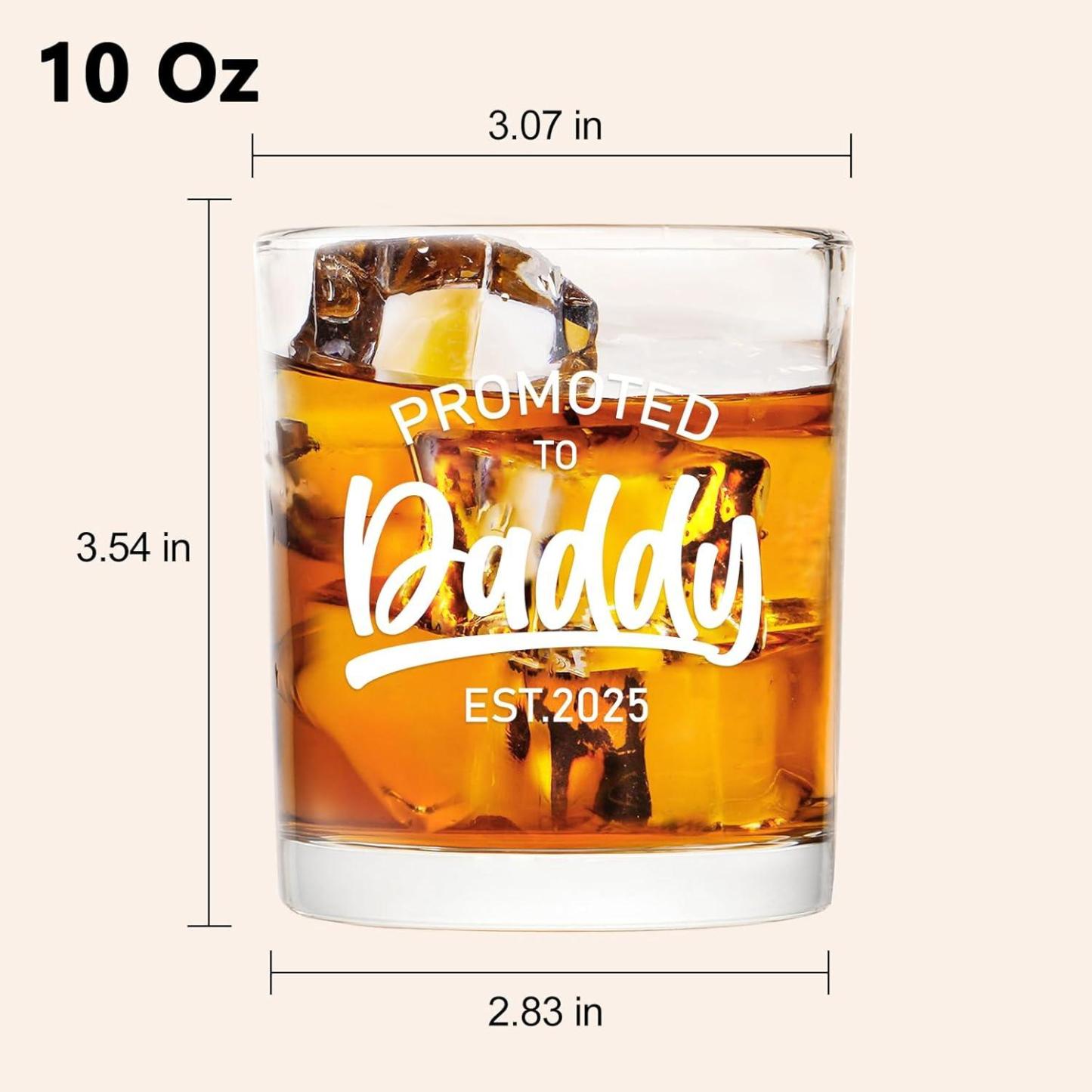 Futtumy New Dad Gifts for Men, Promoted to Daddy Est 2025 Whiskey Glass, Best Gifts for New Daddy First Time Dad for Fathers Day Christmas Birthday 10oz