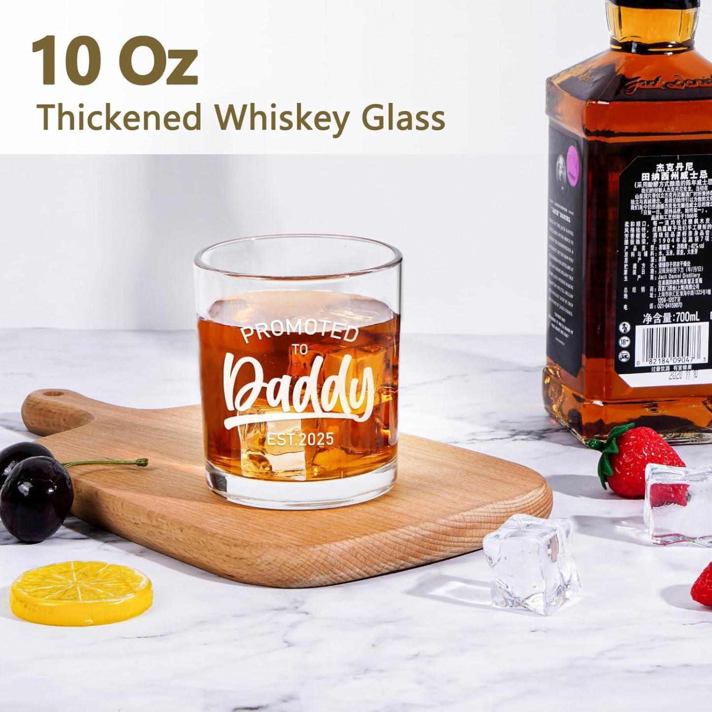 Futtumy New Dad Gifts for Men, Promoted to Daddy Est 2025 Whiskey Glass, Best Gifts for New Daddy First Time Dad for Fathers Day Christmas Birthday 10oz