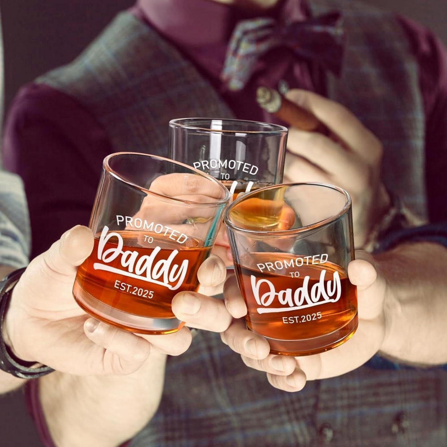 Futtumy New Dad Gifts for Men, Promoted to Daddy Est 2025 Whiskey Glass, Best Gifts for New Daddy First Time Dad for Fathers Day Christmas Birthday 10oz