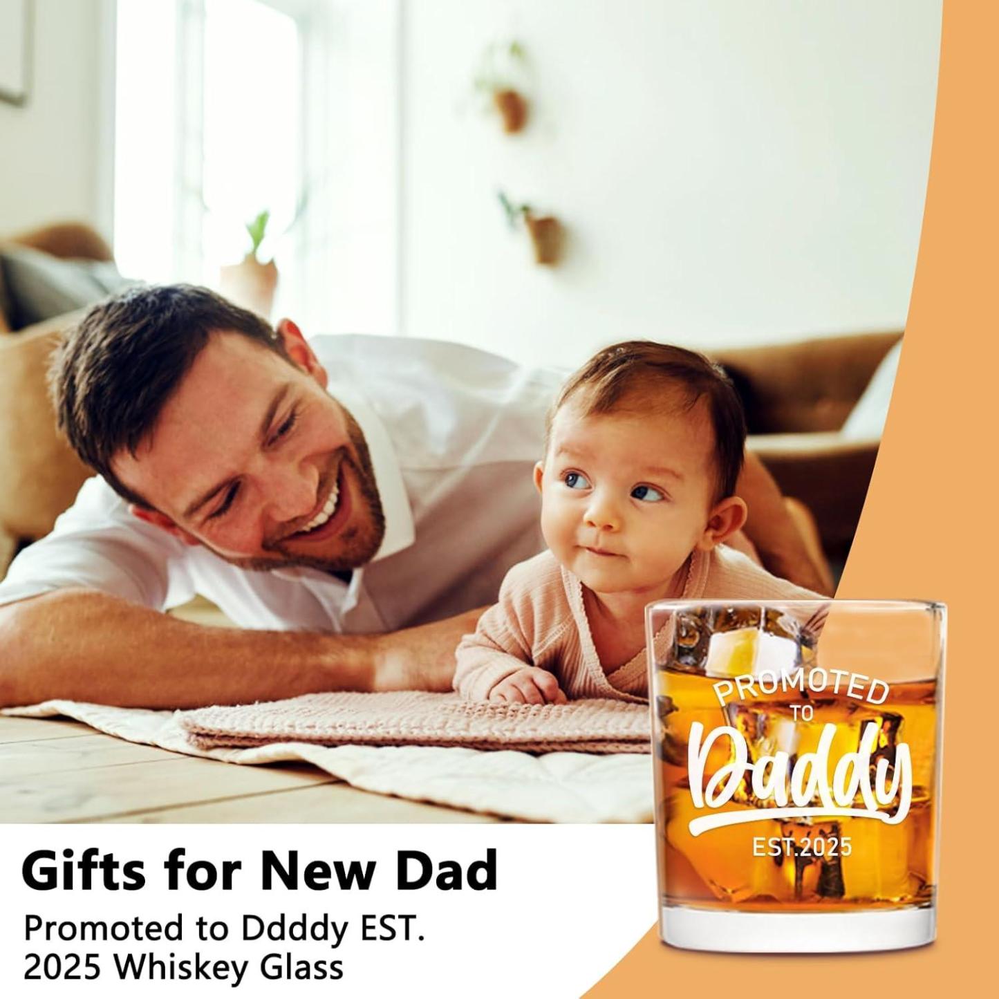 Futtumy New Dad Gifts for Men, Promoted to Daddy Est 2025 Whiskey Glass, Best Gifts for New Daddy First Time Dad for Fathers Day Christmas Birthday 10oz