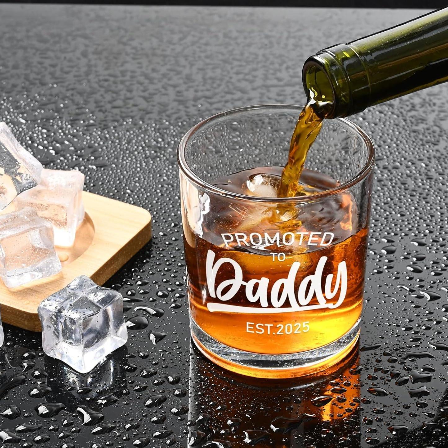 Futtumy New Dad Gifts for Men, Promoted to Daddy Est 2025 Whiskey Glass, Best Gifts for New Daddy First Time Dad for Fathers Day Christmas Birthday 10oz