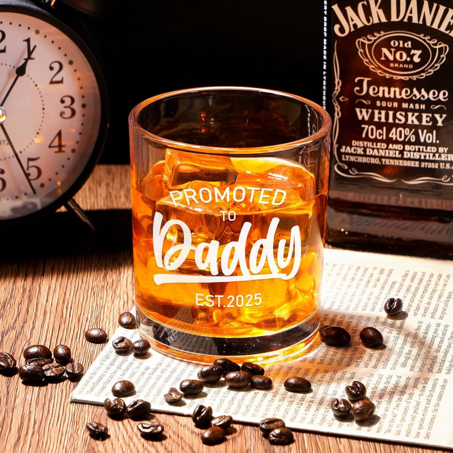 Futtumy New Dad Gifts for Men, Promoted to Daddy Est 2025 Whiskey Glass, Best Gifts for New Daddy First Time Dad for Fathers Day Christmas Birthday 10oz