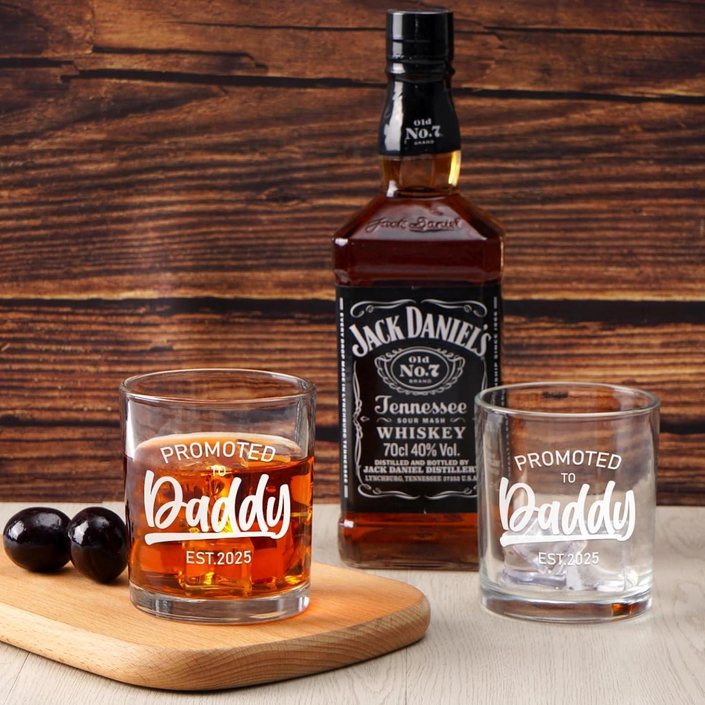 Futtumy New Dad Gifts for Men, Promoted to Daddy Est 2025 Whiskey Glass, Best Gifts for New Daddy First Time Dad for Fathers Day Christmas Birthday 10oz