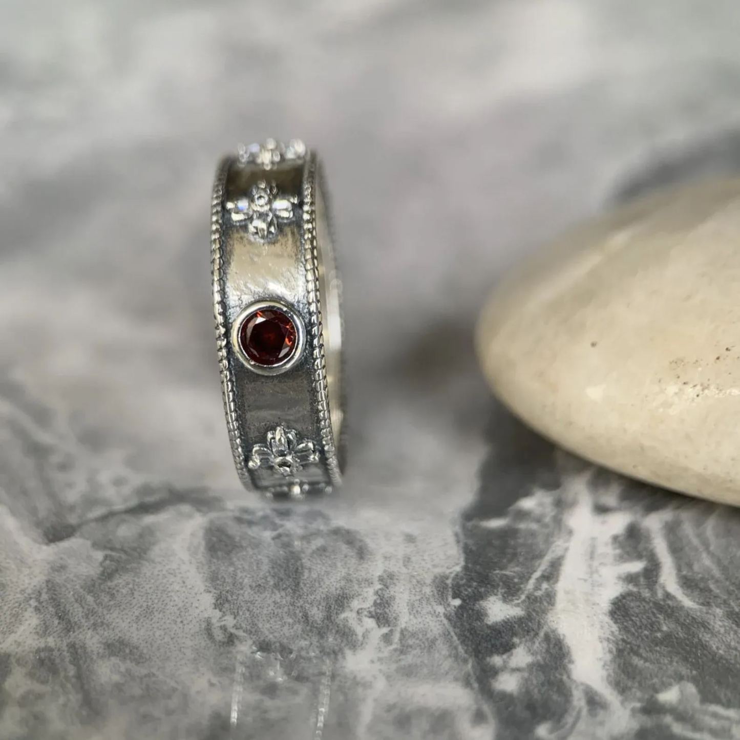 Floral Carved Band with  howls ring inlaid with shiny diamonds For Couple Gifts