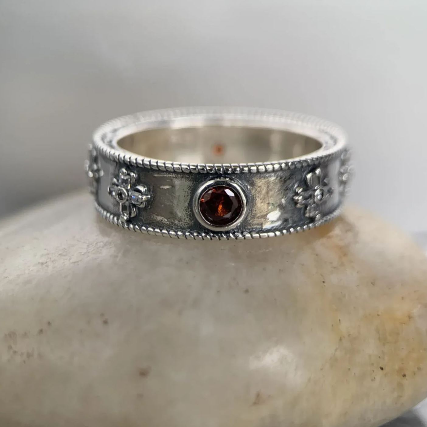 Floral Carved Band with  howls ring inlaid with shiny diamonds For Couple Gifts