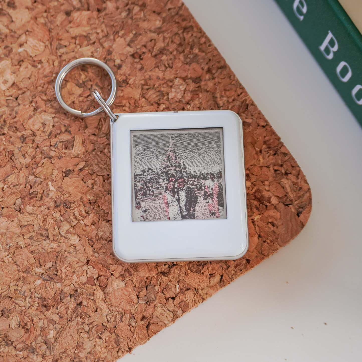 NFC E-Ink Photo Keychain - Instantly Update & Display Your Favorite Photos, Battery-Free Mini Frame