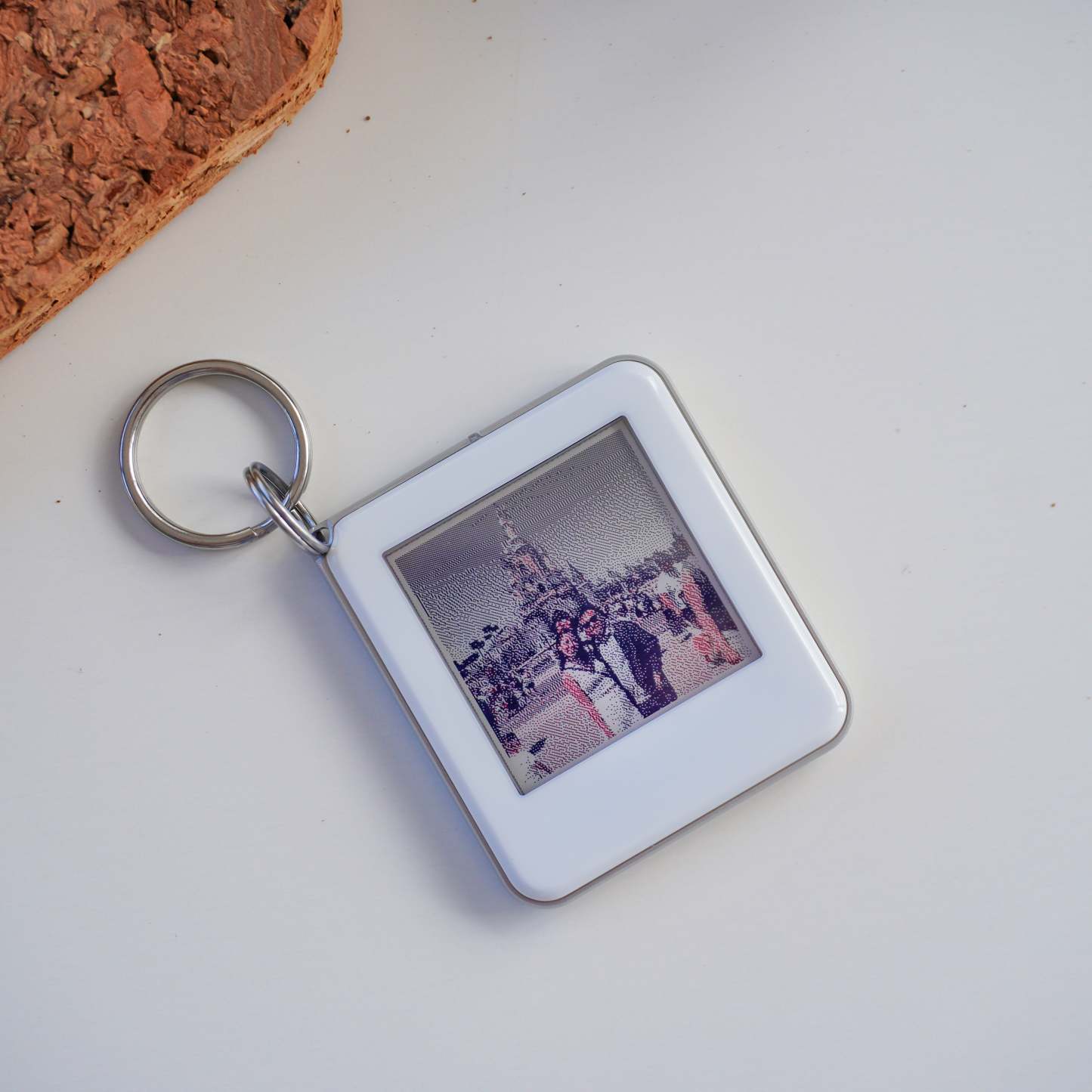 NFC E-Ink Photo Keychain - Instantly Update & Display Your Favorite Photos, Battery-Free Mini Frame
