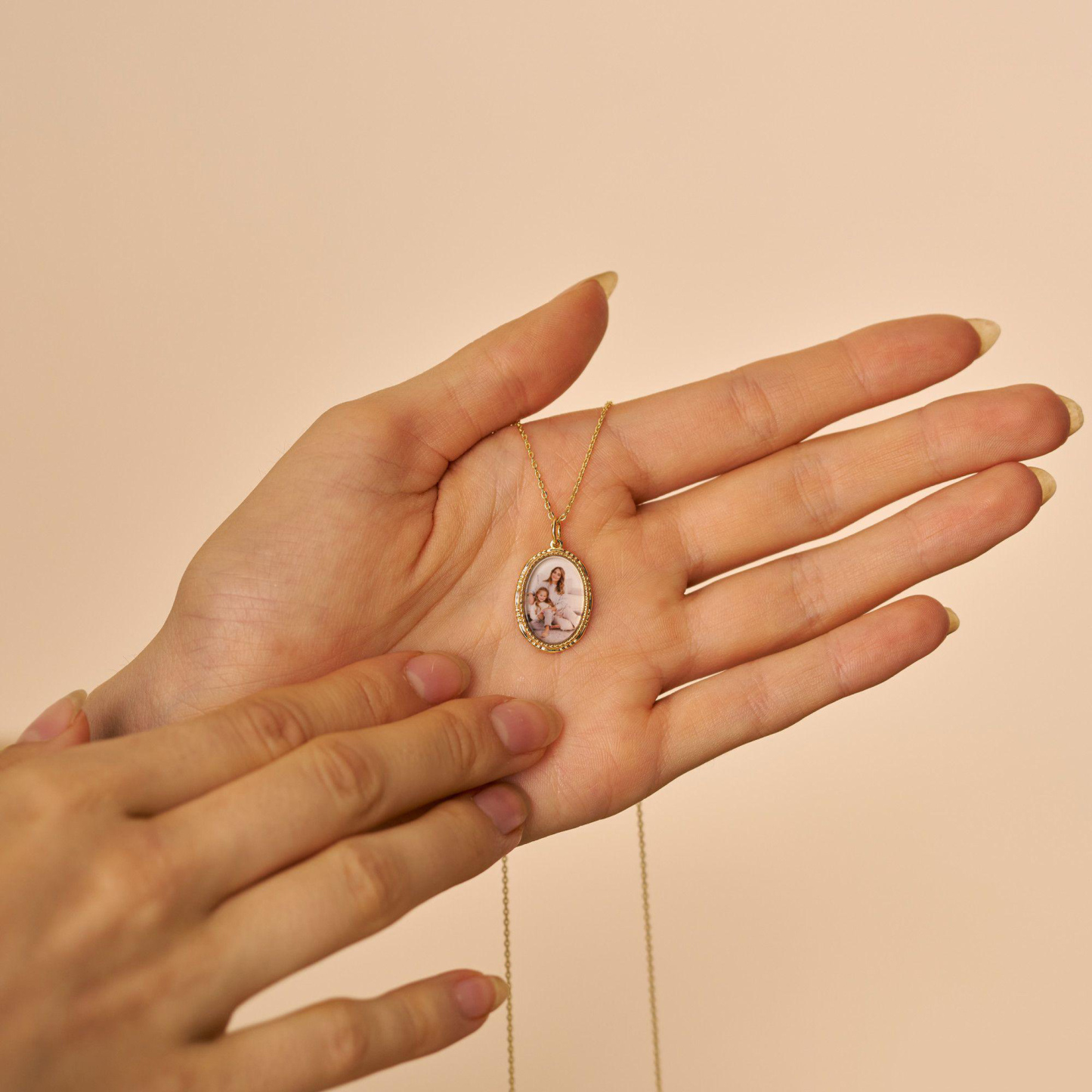 Vintage Style Custom Photo Necklace Classic Personalized Picture Frame Necklace Valentine's Day Gift for Her