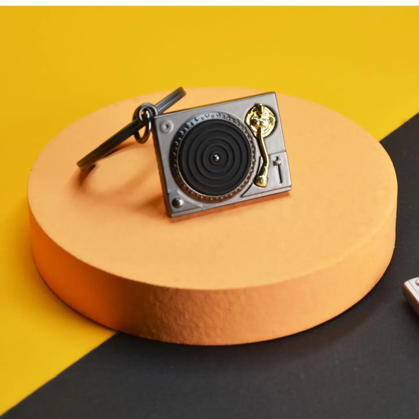 Vintage Belgian Turntable Keychain – Retro Belgium-Inspired Vinyl Player Mini Charm Christmas Gifts