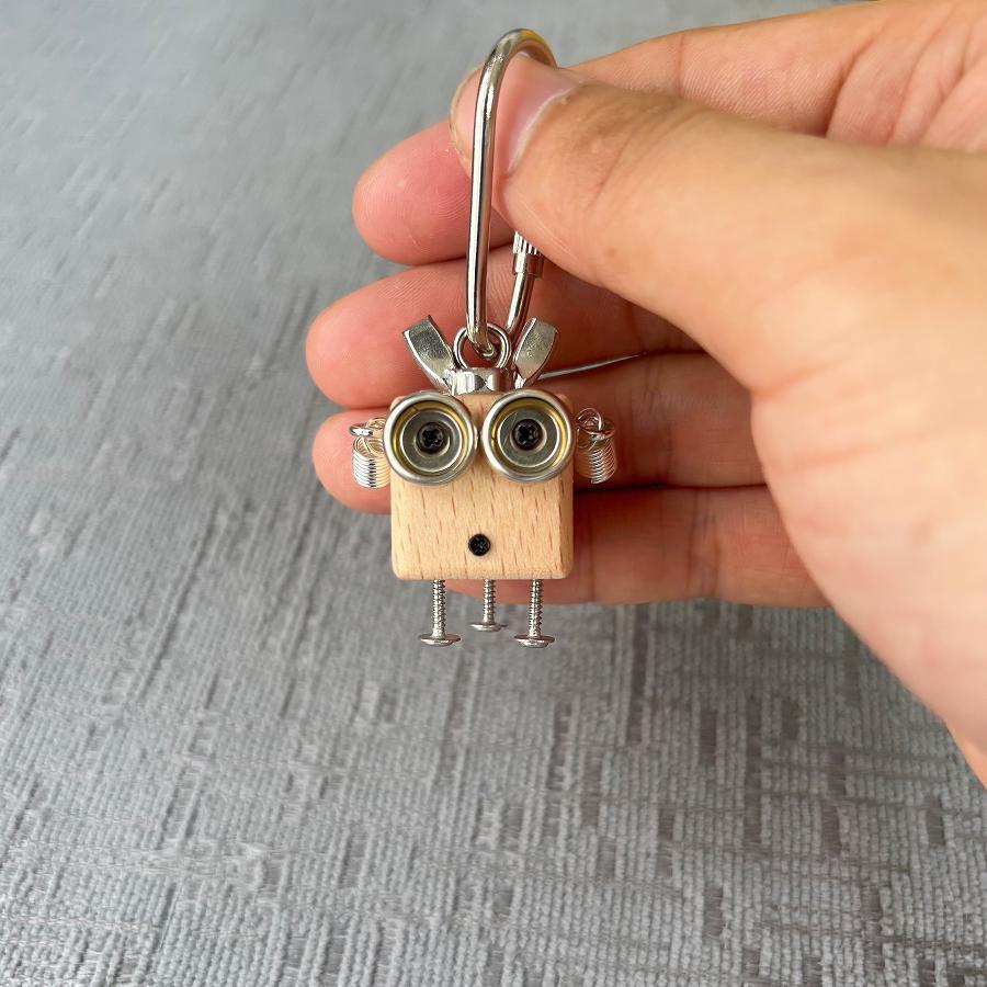 Quirky Wooden Robot Keychain Creative Mini Wooden Robot Keyring Handcrafted Retro Robot Pendant Gifts for Him - NameNecklaceAU
