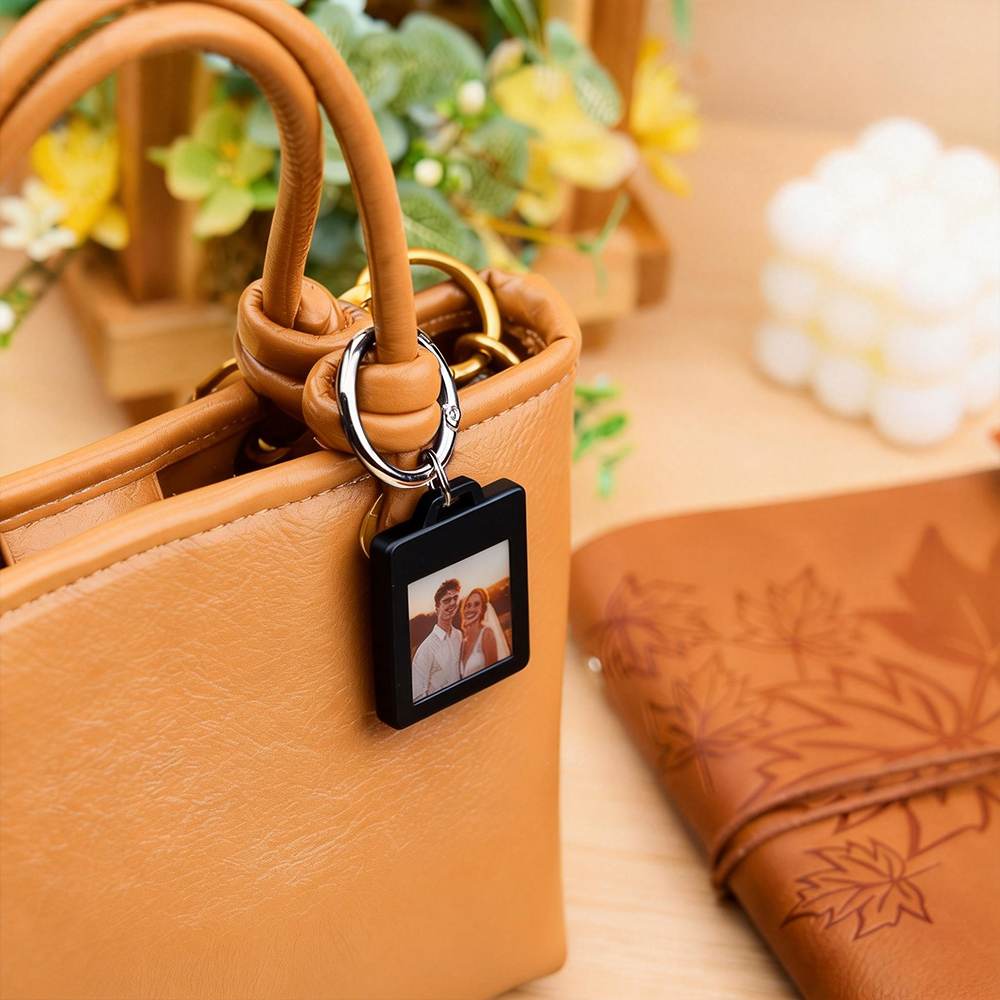 E-Ink Tag Colorful Screen Smart Tracker Keychain – Changeable Photo Display, Anti-Lost Locator with E-Ink Screen -  NameNecklaceUK