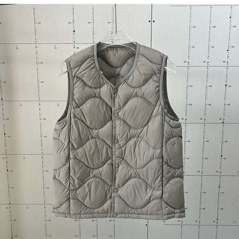 軽量・携帯に優れた 高級 ダウン ベスト（冬用）