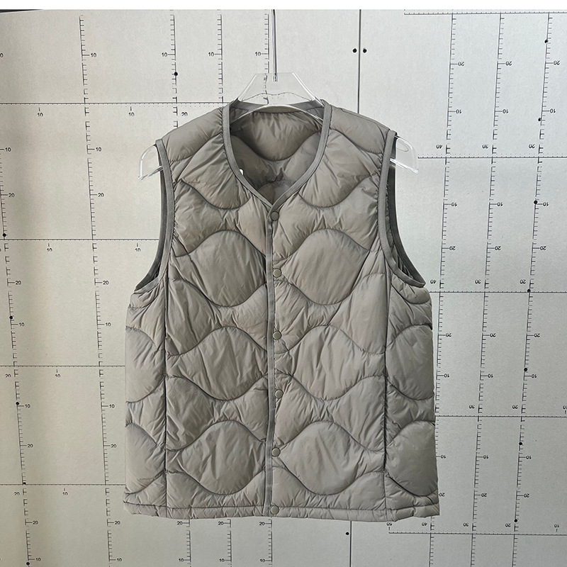 軽量・携帯に優れた 高級 ダウン ベスト（冬用）