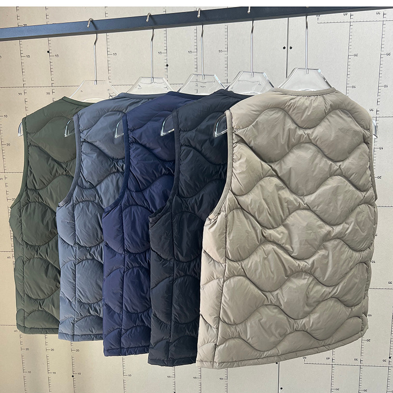 軽量・携帯に優れた 高級 ダウン ベスト（冬用）