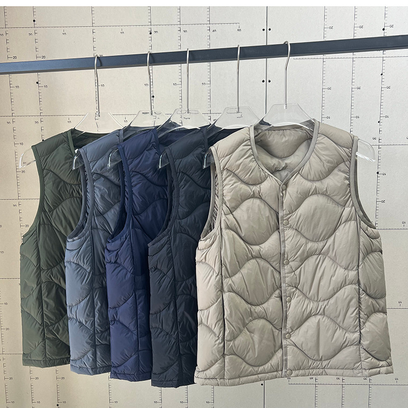 軽量・携帯に優れた 高級 ダウン ベスト（冬用）