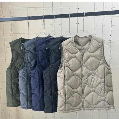 軽量・携帯に優れた 高級 ダウン ベスト（冬用）
