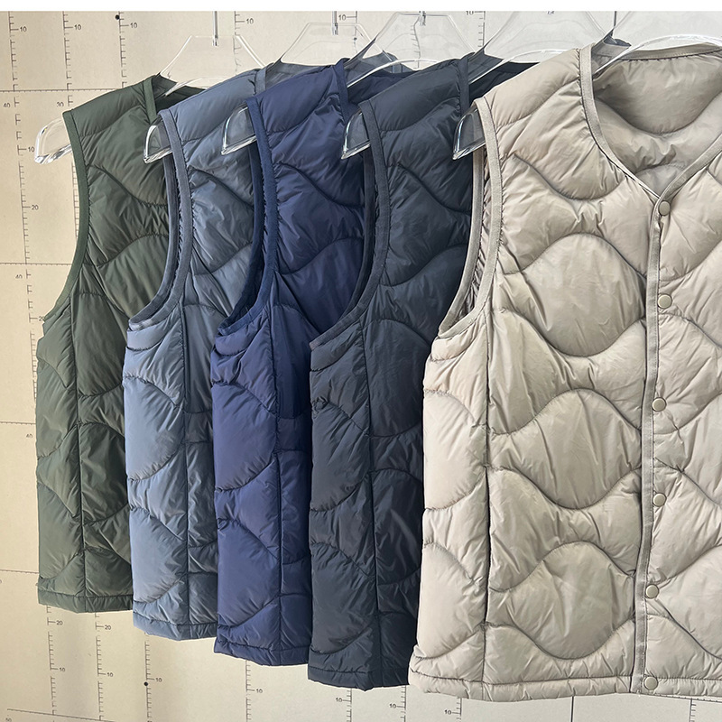 軽量・携帯に優れた 高級 ダウン ベスト（冬用）