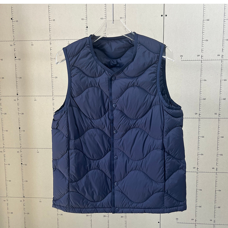 軽量・携帯に優れた 高級 ダウン ベスト（冬用）