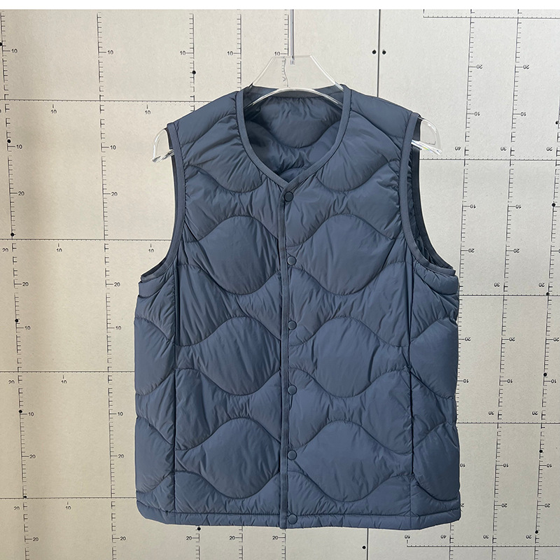軽量・携帯に優れた 高級 ダウン ベスト（冬用）