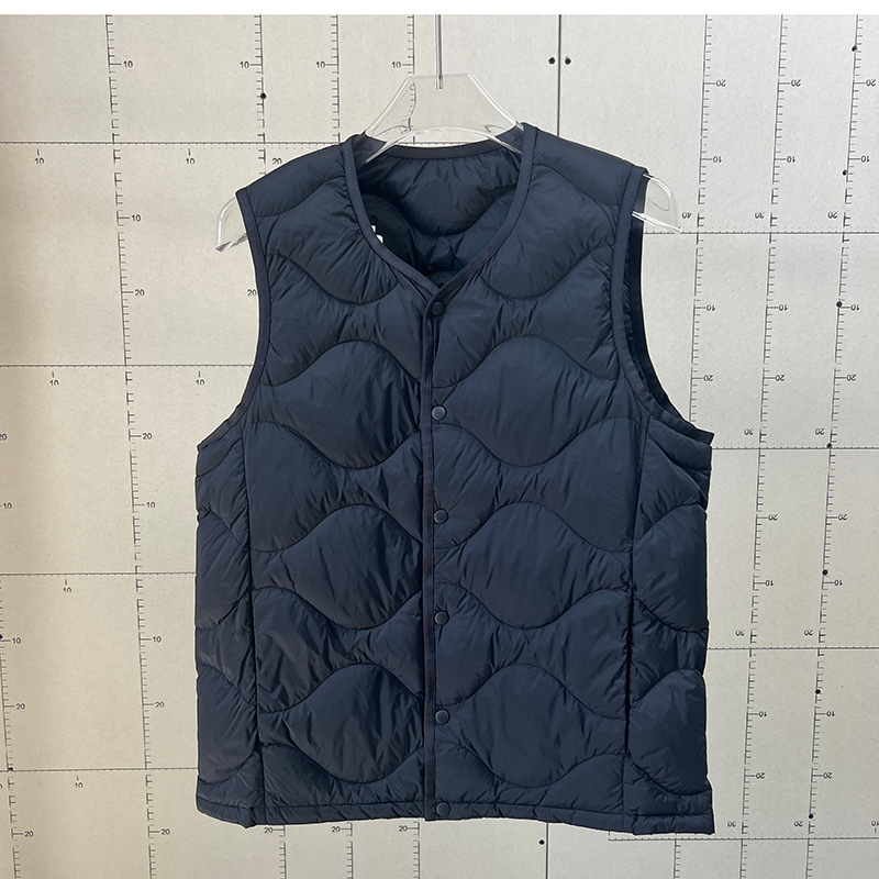 軽量・携帯に優れた 高級 ダウン ベスト（冬用）