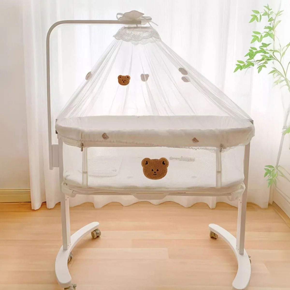 Movable baby crib with mosquito net