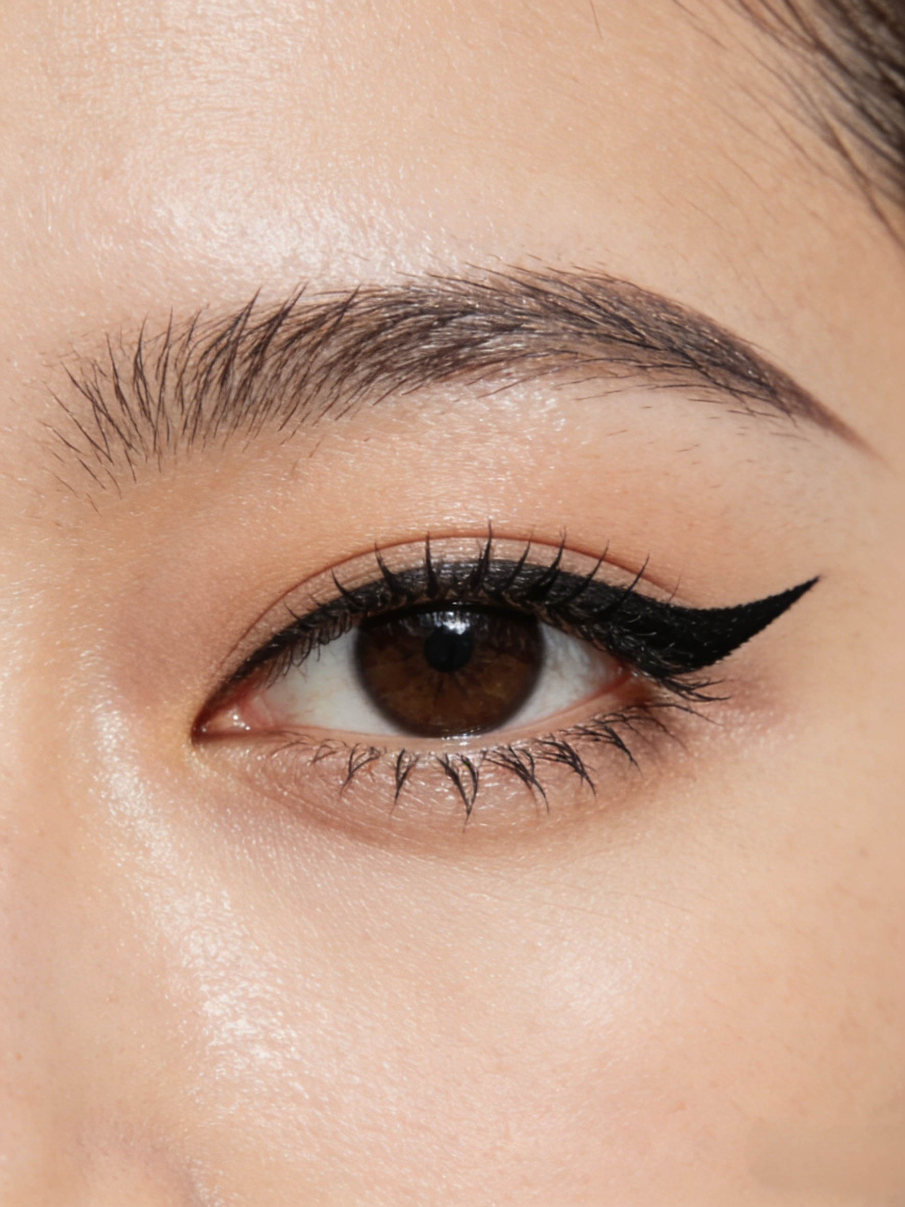 Waterproof highlighting eyeliner