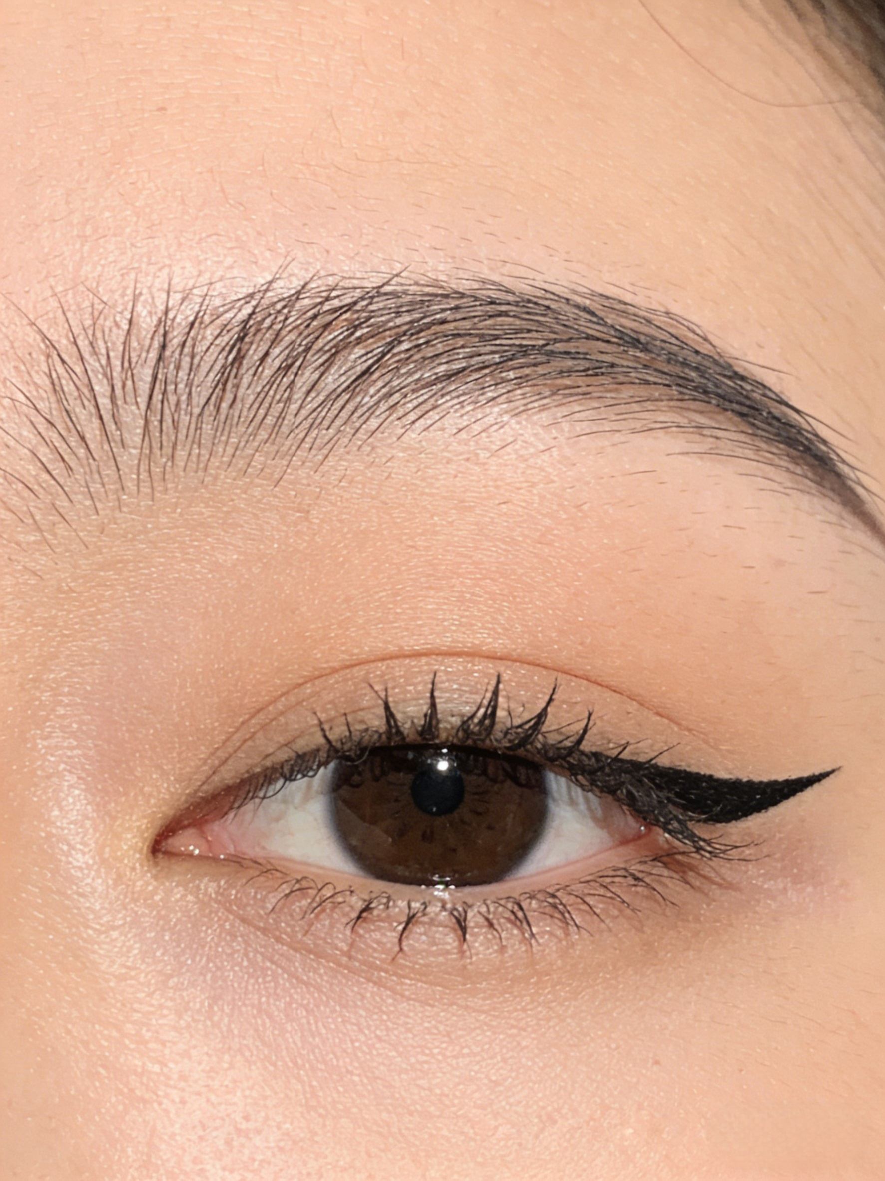 Waterproof highlighting eyeliner