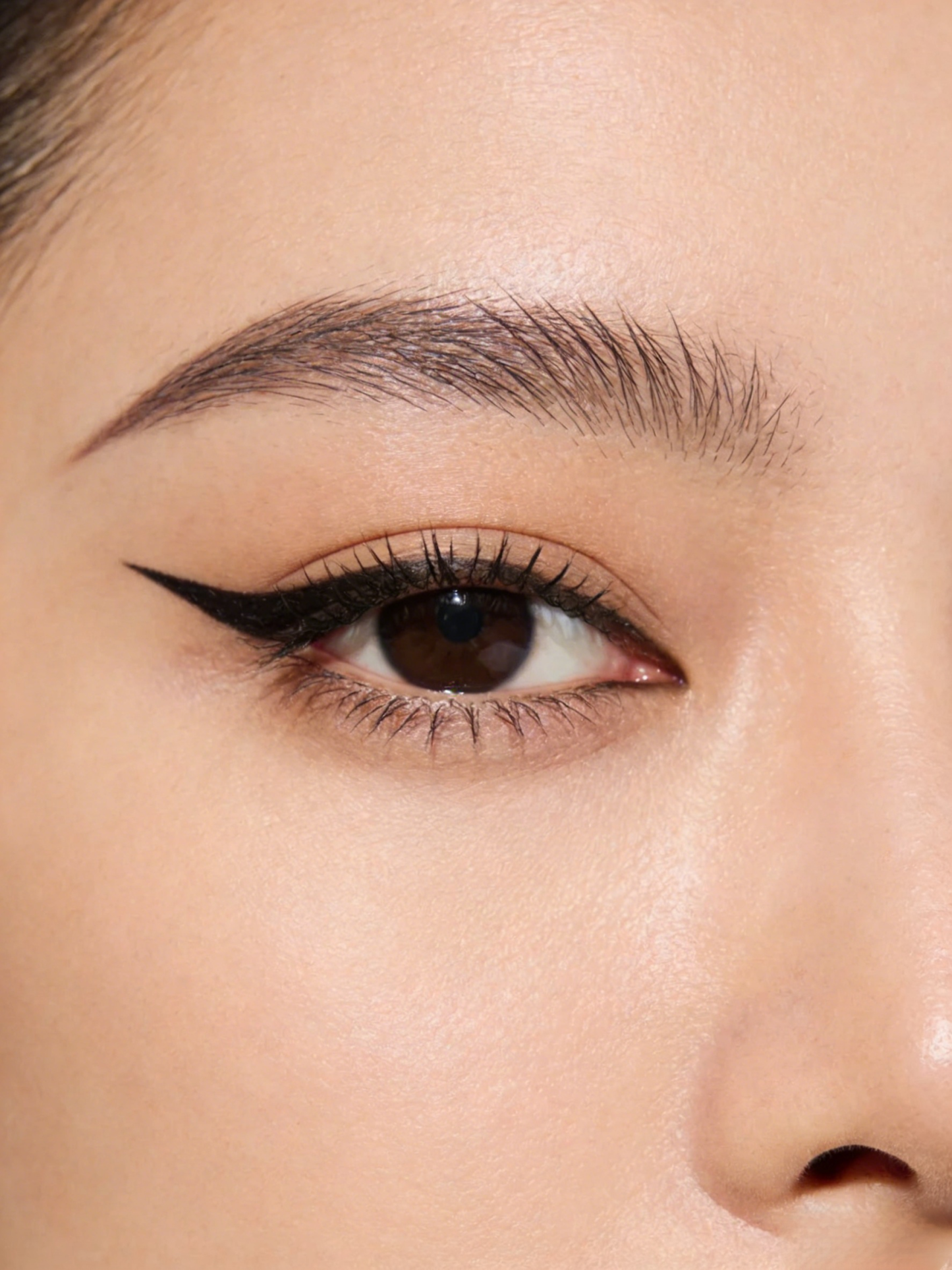 Waterproof highlighting eyeliner