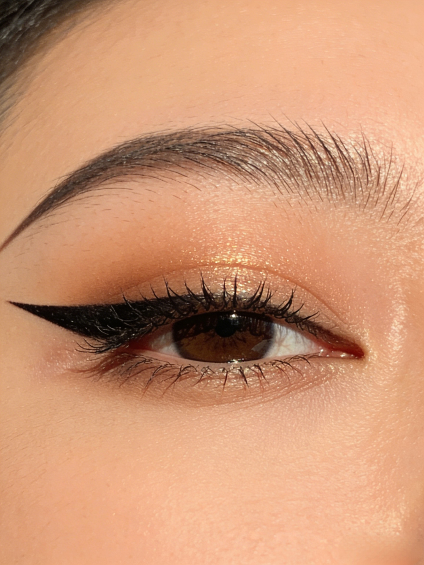 Waterproof highlighting eyeliner