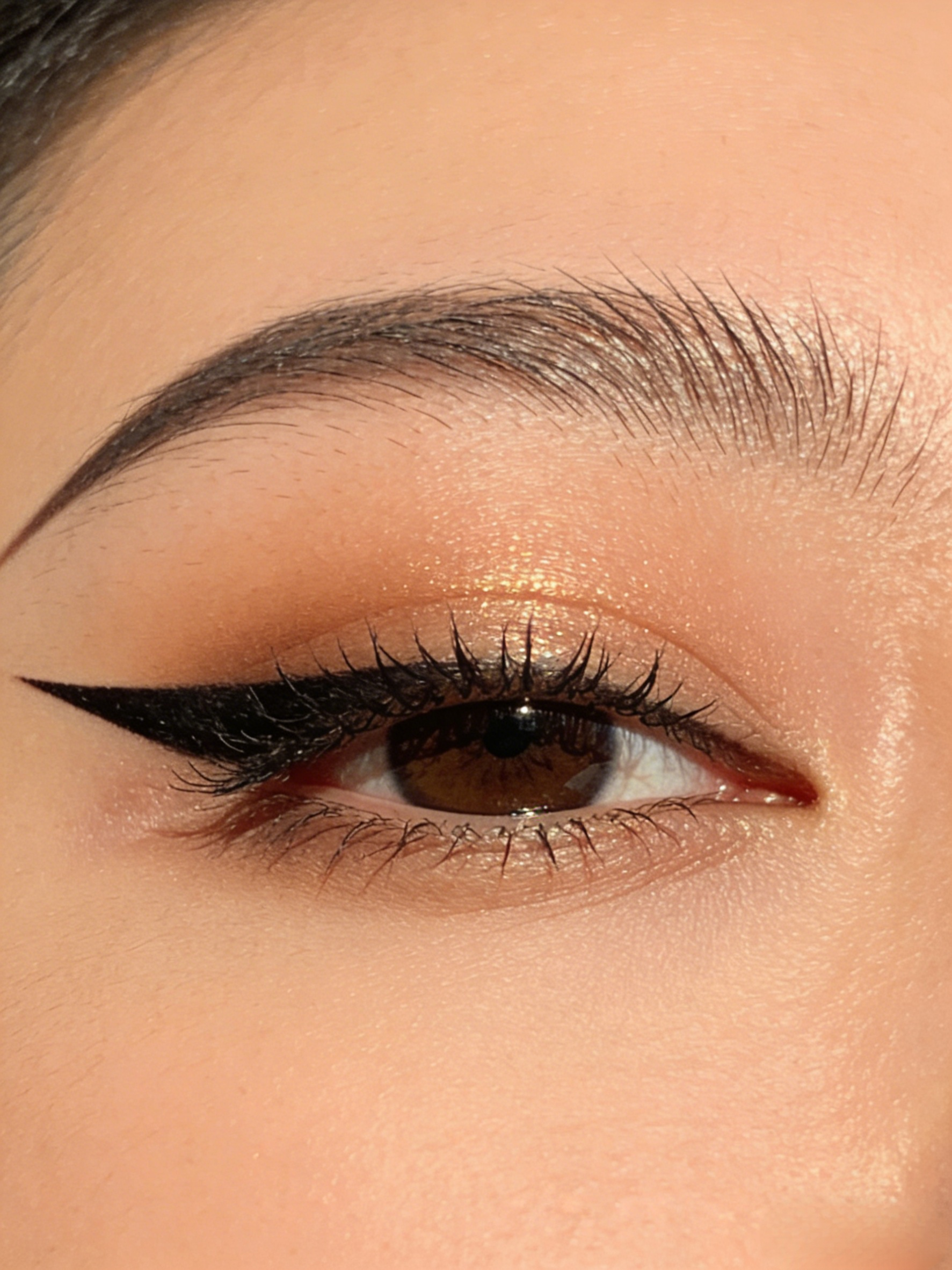 Waterproof highlighting eyeliner