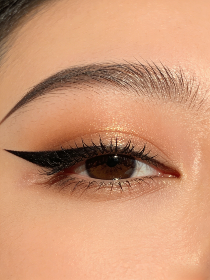 Waterproof highlighting eyeliner