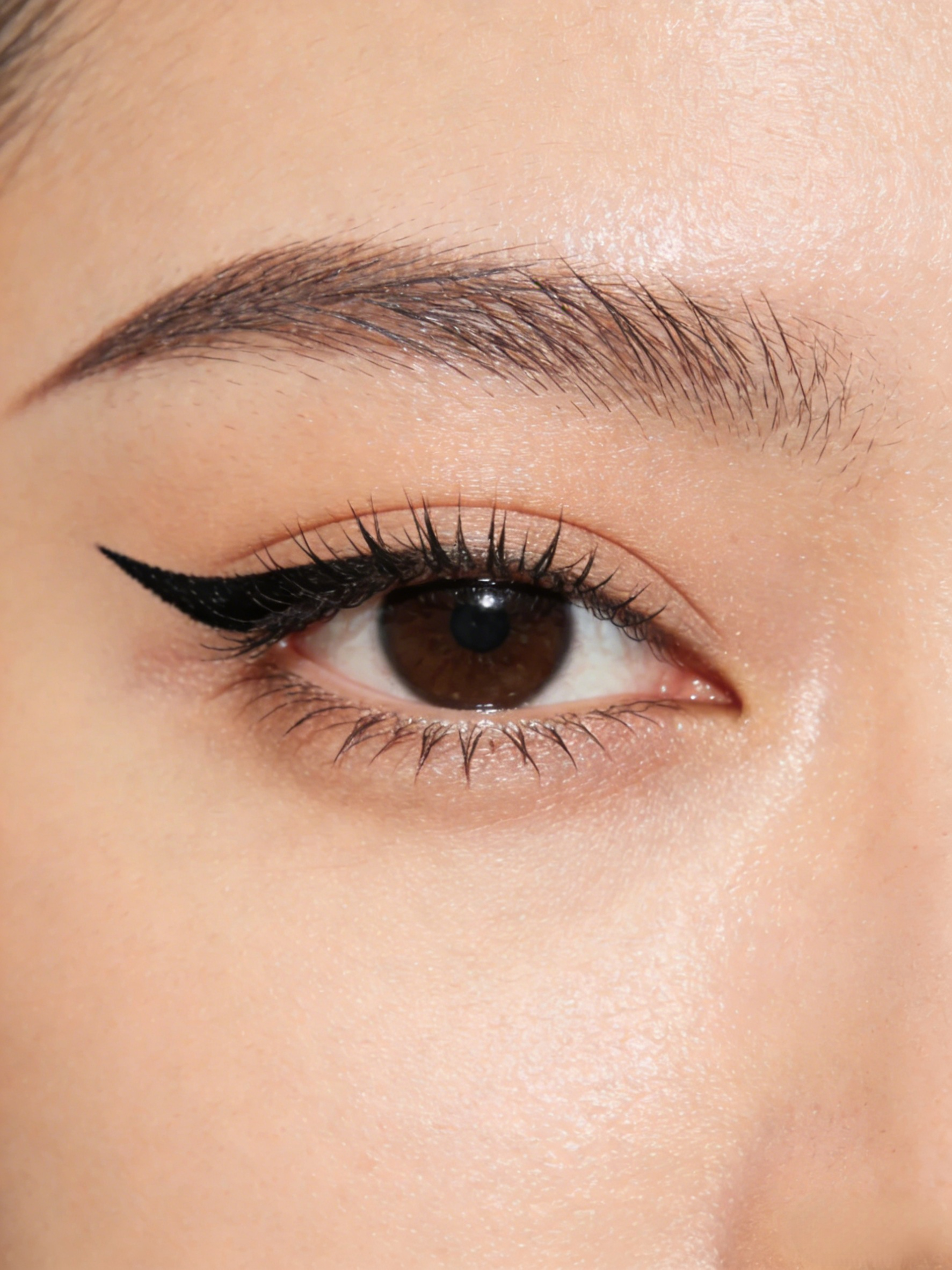 Waterproof highlighting eyeliner