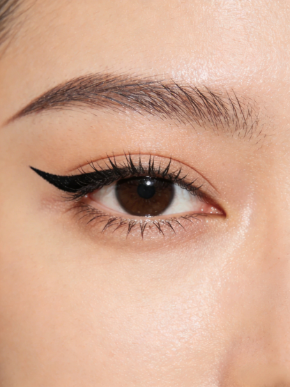 Waterproof highlighting eyeliner