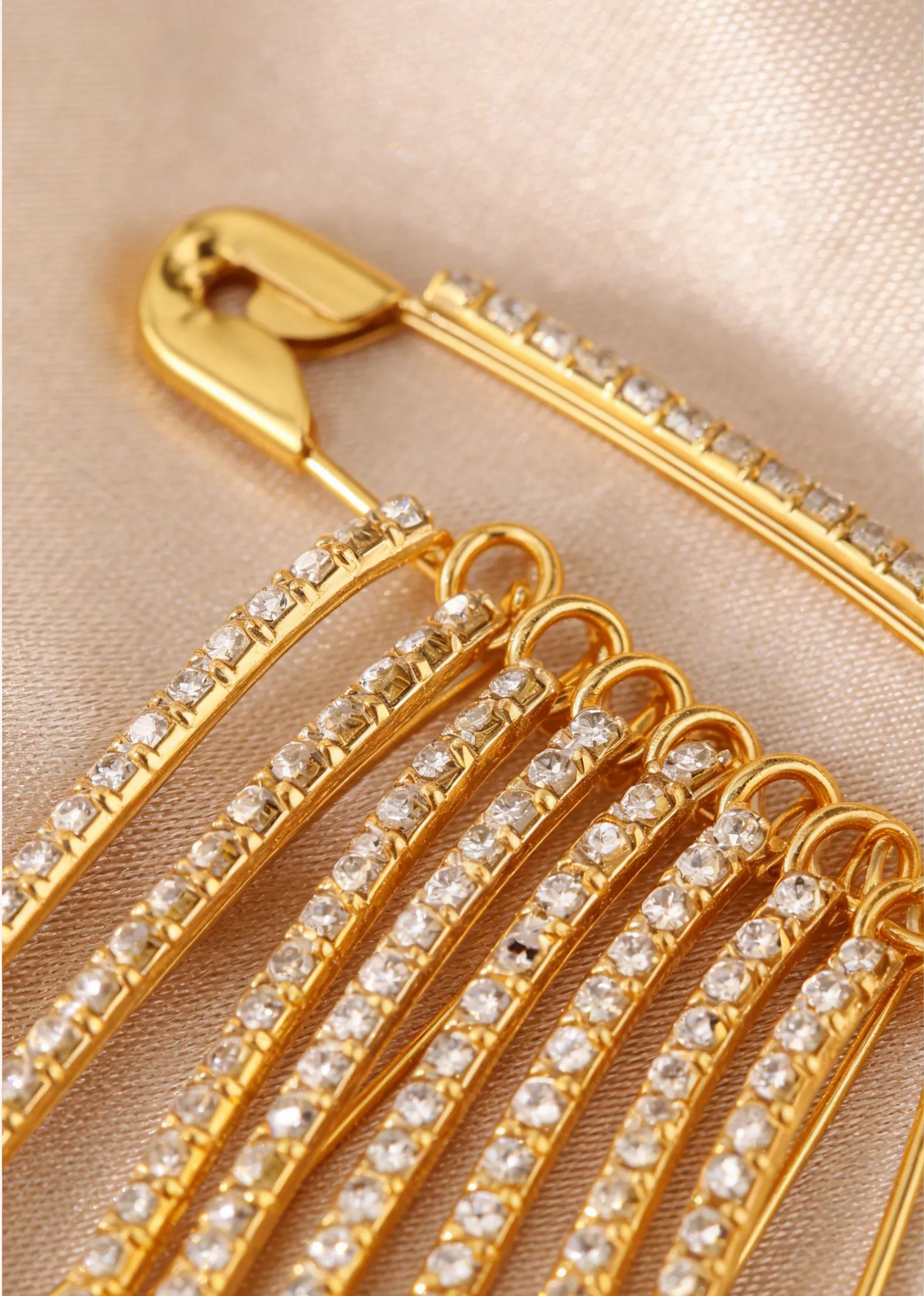 [Fashionable and safe] Simple and advanced rhinestone pin