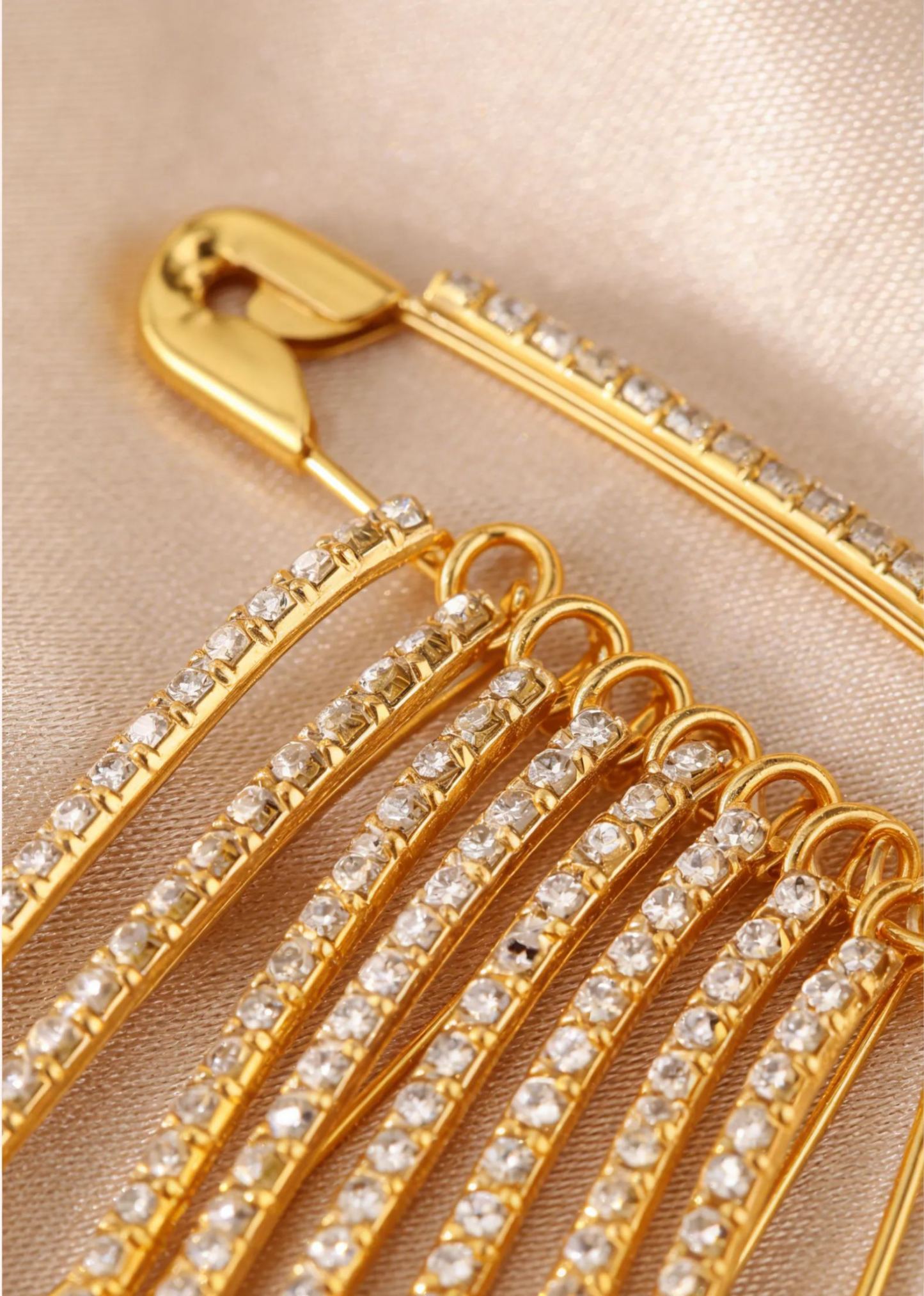 [Fashionable and safe] Simple and advanced rhinestone pin