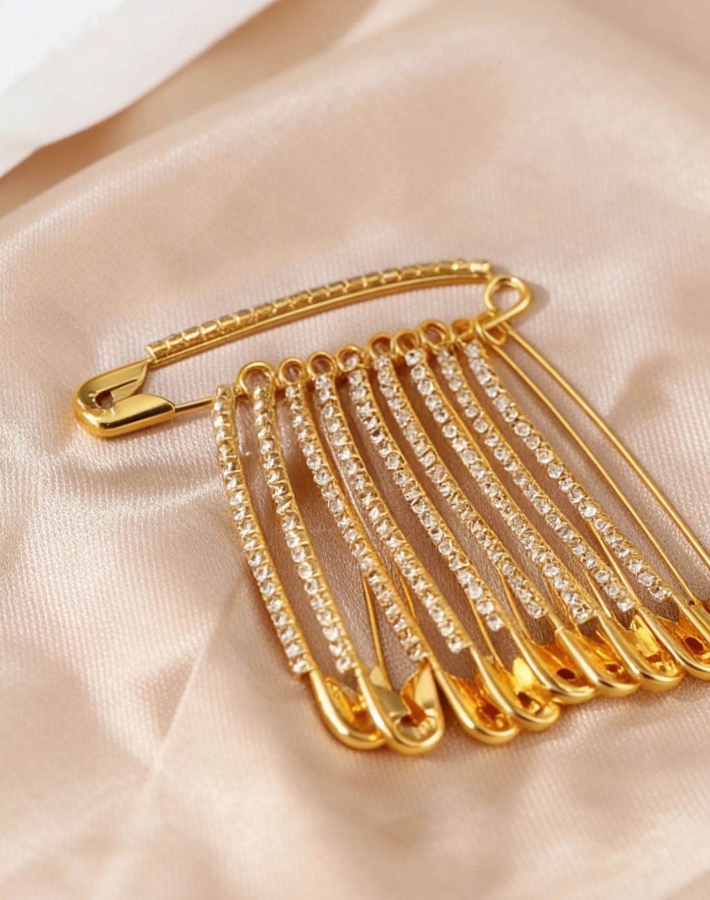 [Fashionable and safe] Simple and advanced rhinestone pin