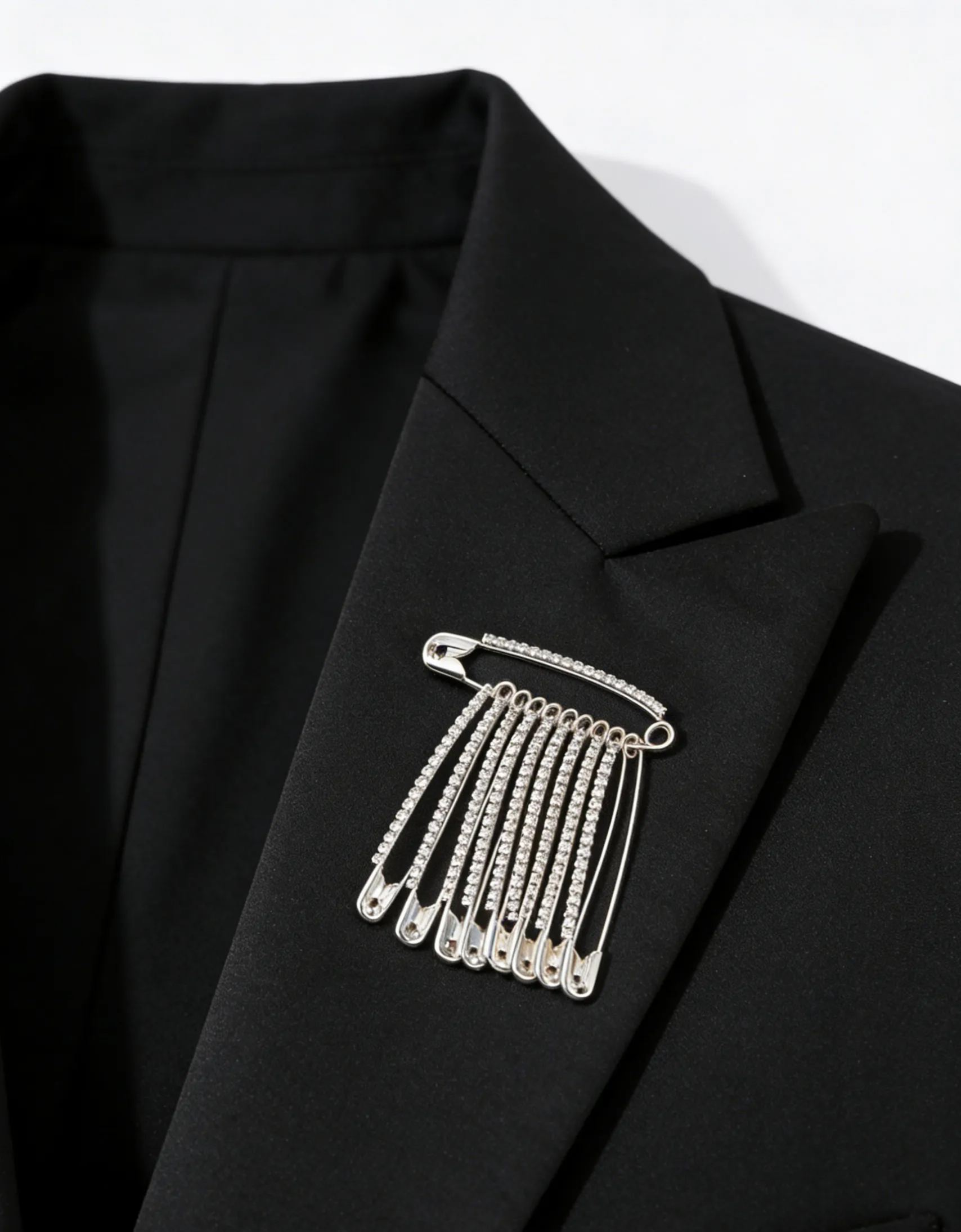 [Fashionable and safe] Simple and advanced rhinestone pin