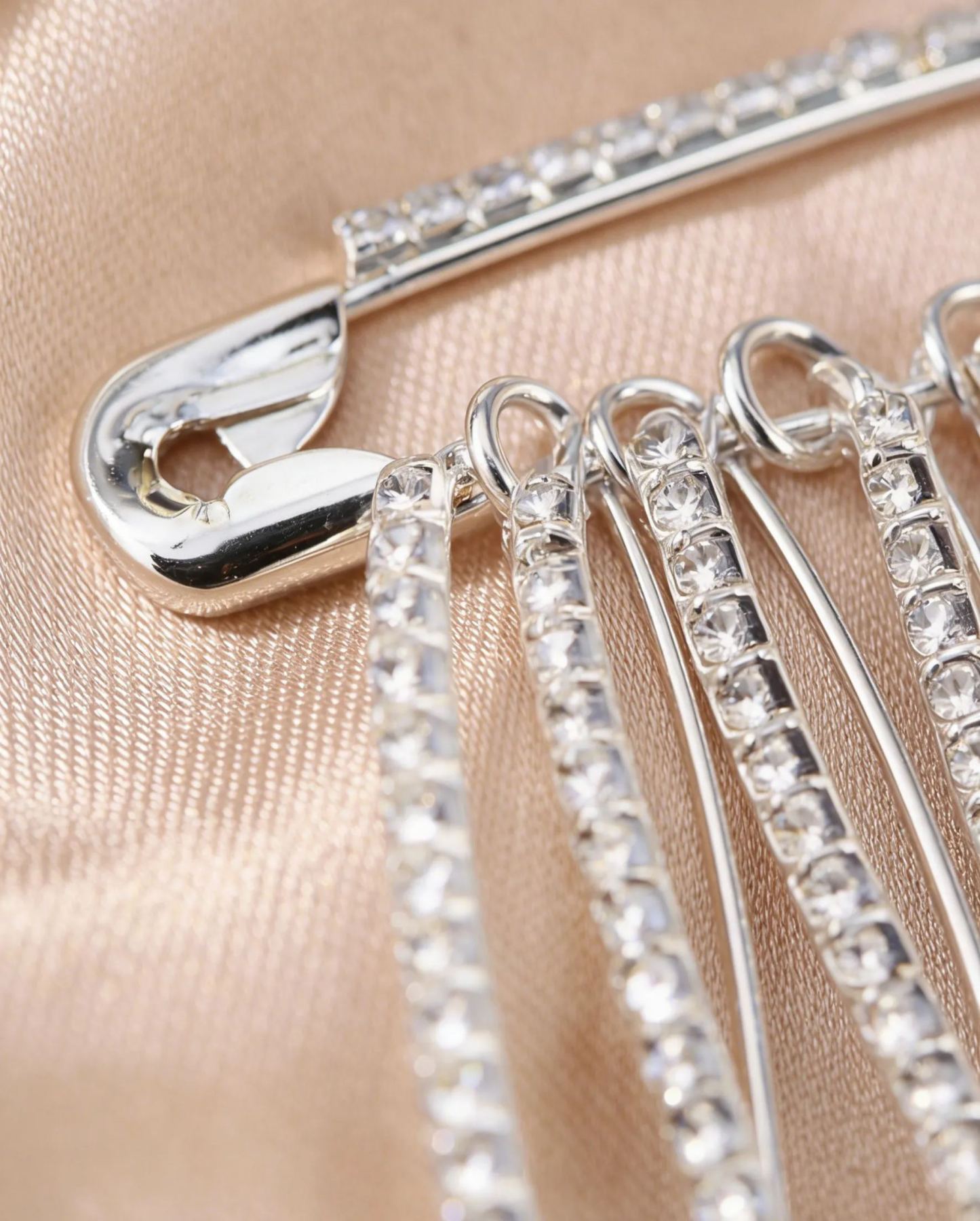 [Fashionable and safe] Simple and advanced rhinestone pin