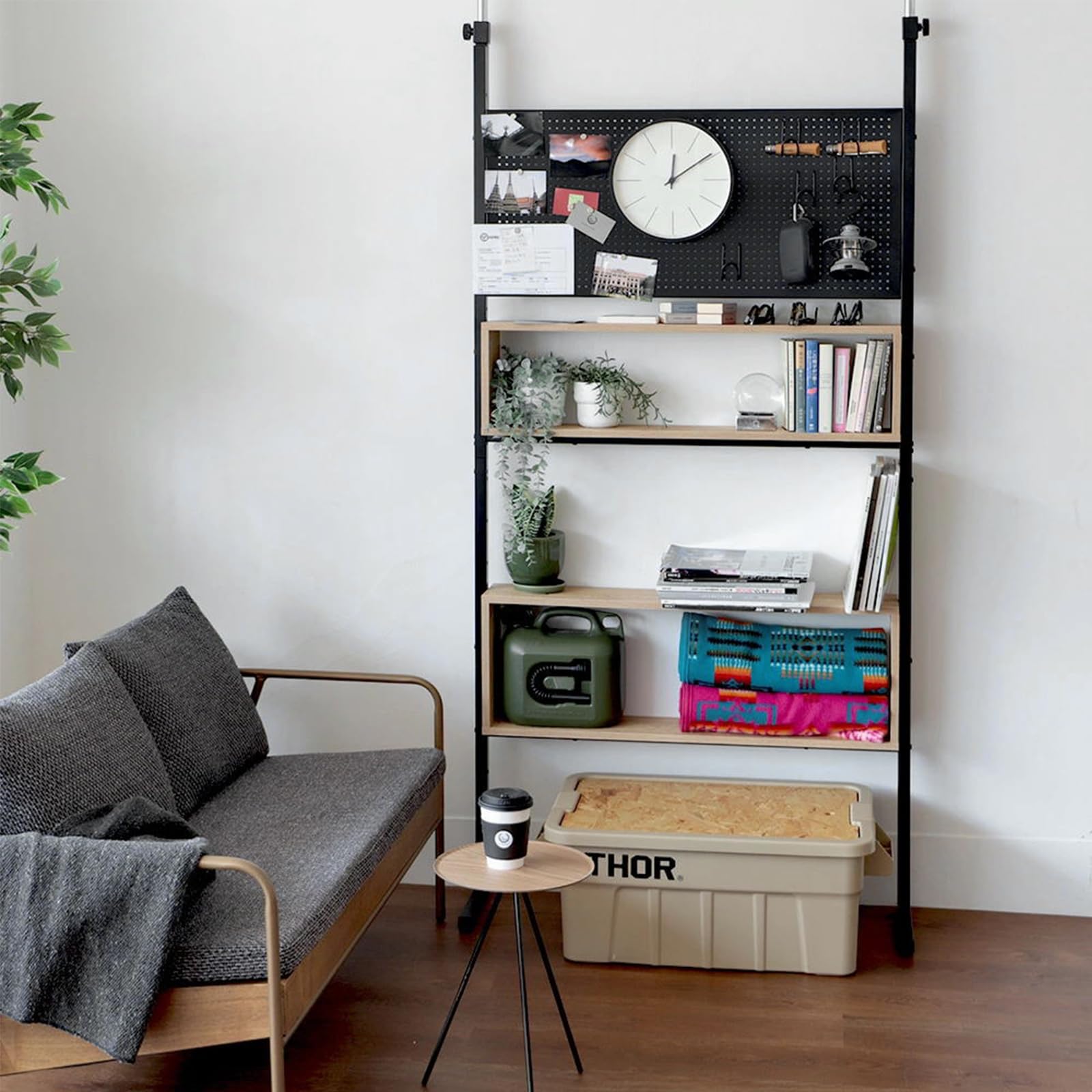 DEWEL 突っ張りラック つっぱり棚 幅90cm ウォールラック 壁面収納 突っ張り棚 高さ194.5-275cm つっぱり棒 棚 省スペース ホワイト×ナチュラル 有孔ボード付き ペグラック付き マグネット付き ( 幅90cm)