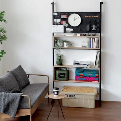 DEWEL 突っ張りラック つっぱり棚 幅90cm ウォールラック 壁面収納 突っ張り棚 高さ194.5-275cm つっぱり棒 棚 省スペース ホワイト×ナチュラル 有孔ボード付き ペグラック付き マグネット付き ( 幅90cm)