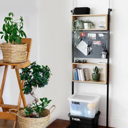 DEWEL 突っ張りラック つっぱり棚 幅60cm ウォールラック 壁面収納 突っ張り棚 高さ194.5-275cm つっぱり棒 棚 省スペース ブラック×ナチュラル ペグラック付き 有孔ボード付き マグネット付き (幅60cm)