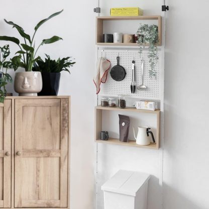 DEWEL 突っ張りラック つっぱり棚 幅60cm ウォールラック 壁面収納 突っ張り棚 高さ194.5-275cm つっぱり棒 棚 省スペース ブラック×ナチュラル ペグラック付き 有孔ボード付き マグネット付き (幅60cm)