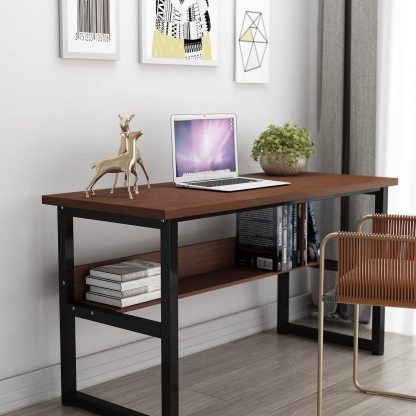 DEWEL ゲーミングデスク デスク パソコンデスク テレワーク用 幅140cm 奥行60cm シンプル pcデスク 耐荷重65kg 収納ラック付き 広いpcデスク ワークデスク オフィスデスク アジャスター付き 収納つきデスク 勉強デスク 勉強机 木製 シンプル 木目柄 メラミン加工 在宅勤務 140X60X75cm