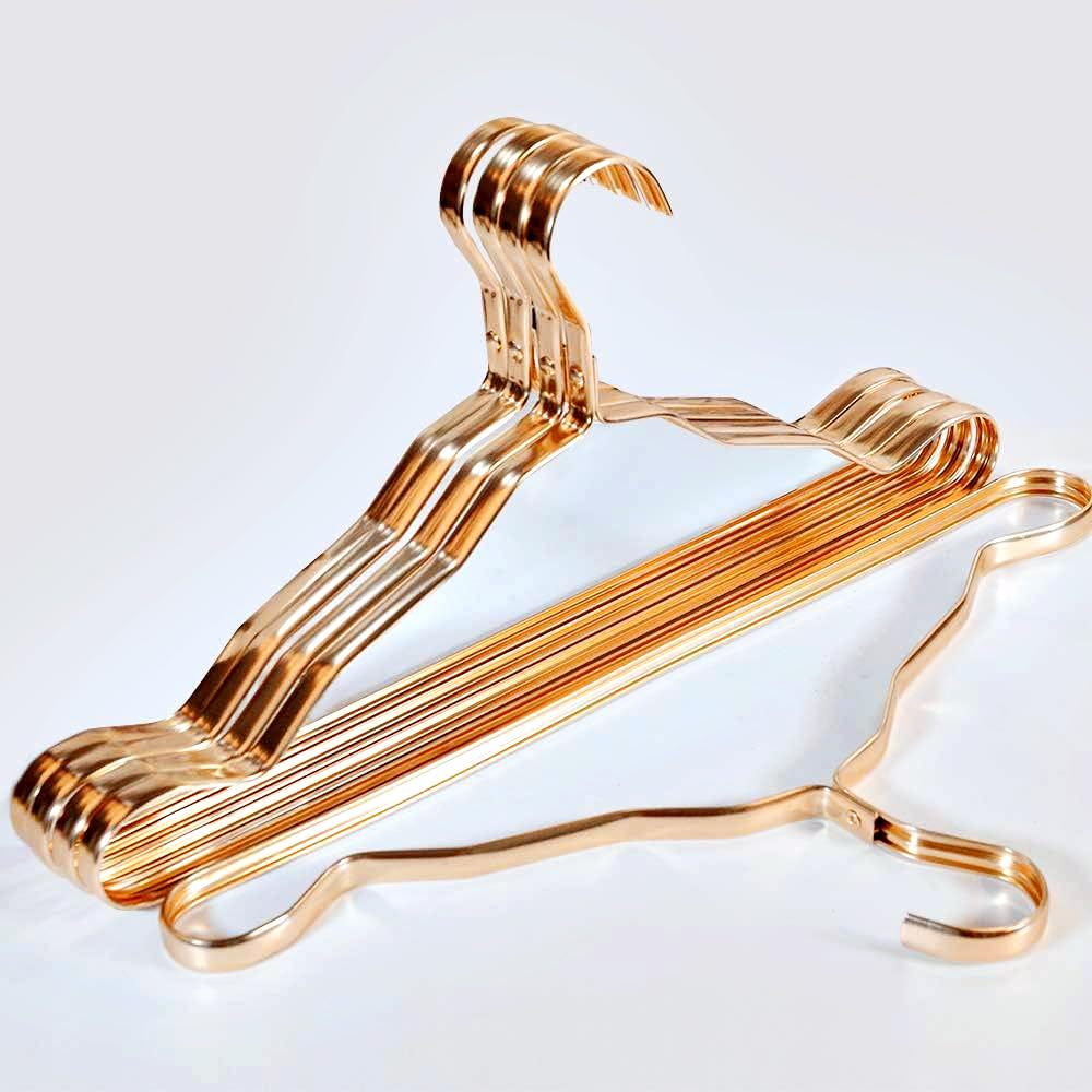 DEWEL ハンガー アルミニウム合金 メタル 衣類ハンガー 厚い 滑り止め 跡なし 洗濯ハンガー 家庭用 スーツハンガー インナー スカート ホテル用 厚い 洋服ハンガー ジャケット 壁掛け 10本セット (ゴールド)