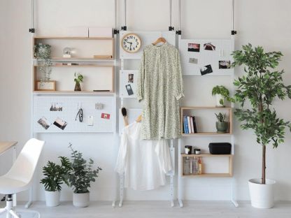 DEWEL 突っ張りラック つっぱり棚 幅90cm ウォールラック 壁面収納 突っ張り棚 高さ194.5-275cm つっぱり棒 棚 省スペース ホワイト×ナチュラル 有孔ボード付き ペグラック付き マグネット付き (ホワイト×ナチュラル, 幅90cm)