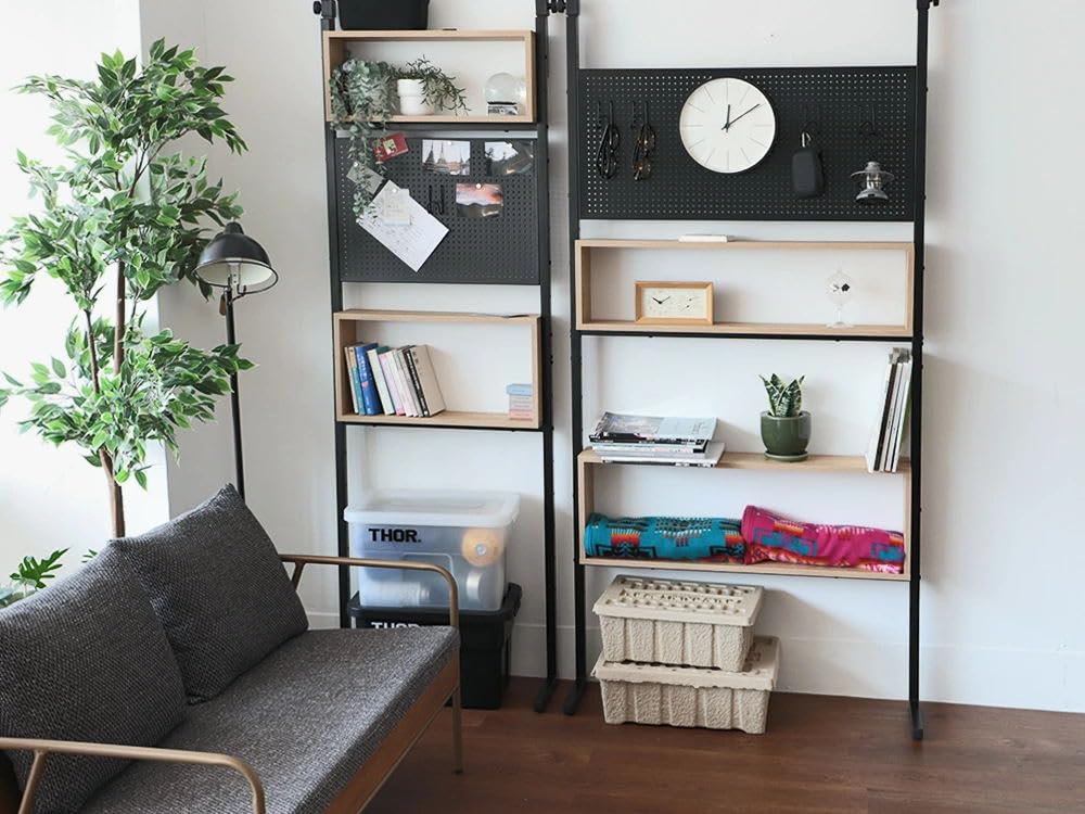 DEWEL 突っ張りラック つっぱり棚 幅60cm ウォールラック 壁面収納 突っ張り棚 高さ194.5-275cm つっぱり棒 棚 省スペース ブラック×ナチュラル ペグラック付き 有孔ボード付き マグネット付き (幅60cm)