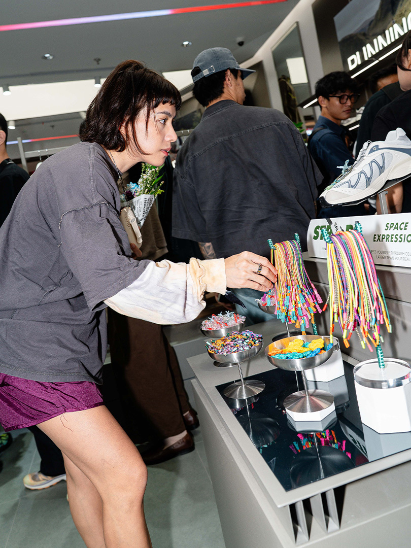 Guest choosing charms at the opening-day workshop