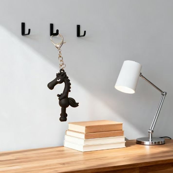 2026年新登場 ラッキーブラックホースキーホルダー クールなポニーバッグチャーム かわいい馬マスコットギフトペンダント